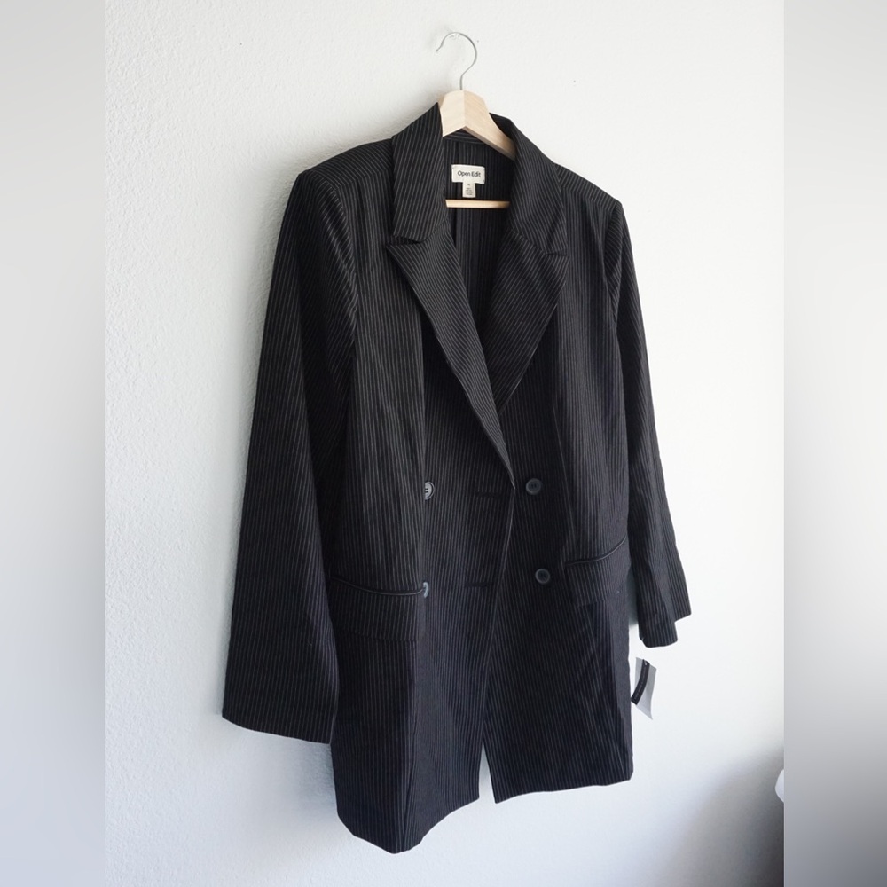 Black and white pinstripe double-breasted blazer with shoulder pads Sz medium